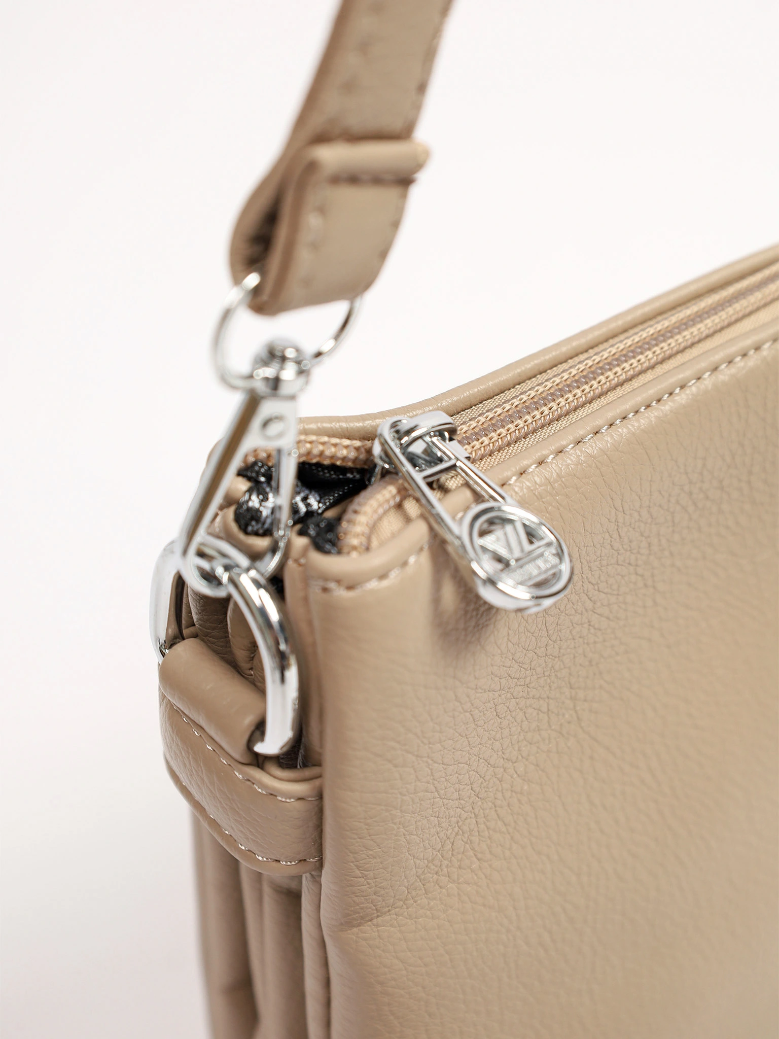 Сумка-кроссбоди с декоративным патчем в ассортименте